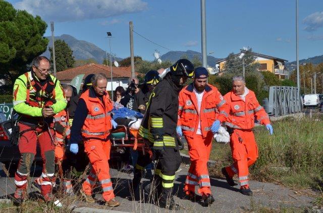 La donna mentre viene portata sull'elicottero del 118 dai soccorritori (foto Ciurca/Paglianti)