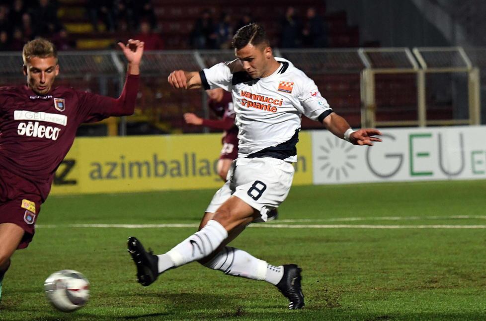 Vrioni scocca il tiro del momentaneo 2-0 degli arancioni sul Pontedera (foto Silvi)