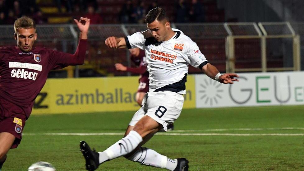 Vrioni scocca il tiro del momentaneo 2-0 degli arancioni sul Pontedera (foto Silvi)