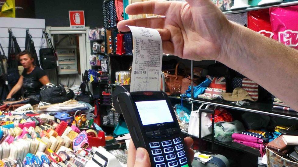Pos, la “tassa” nascosta fa infuriare i negozianti