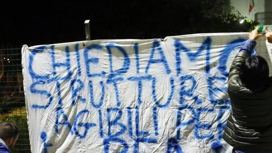 Striscioni per chiedere servizi adeguati per i disabili