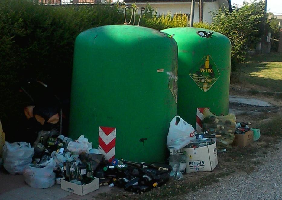 Rifiuti abbandonati Pilastri protesta