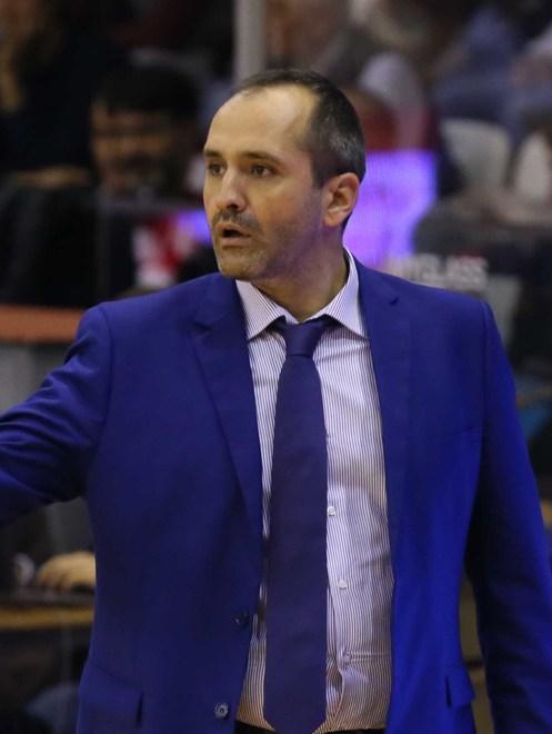 Di Carlo riesce a congelare i ritmi mandando in crisi i biancorossi