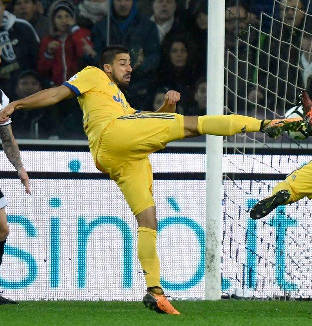 La Juventus in dieci travolge l’Udinese Tripletta di Khedira 