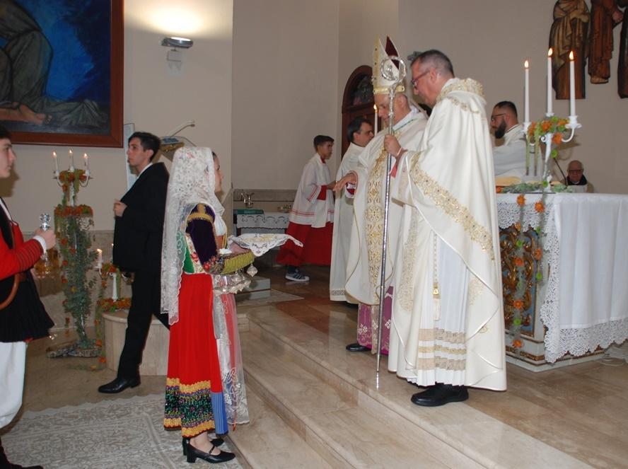 Il vescovo a Ittiri per festeggiare don Virgilio 