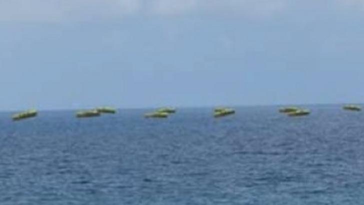 Dieci “barconi” galleggianti a un chilometro dalla costa