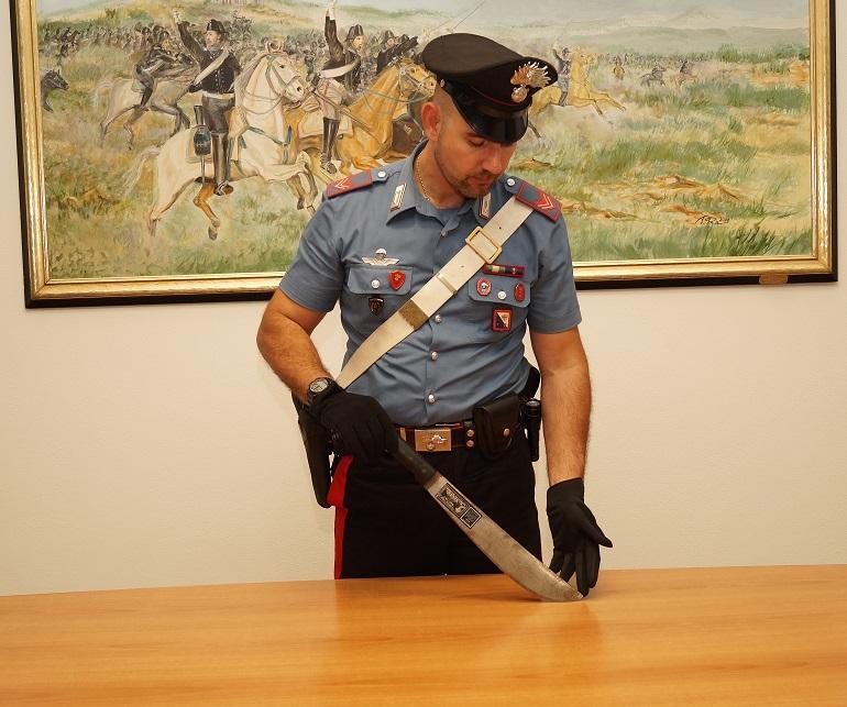 Minaccia col machete i carabinieri 