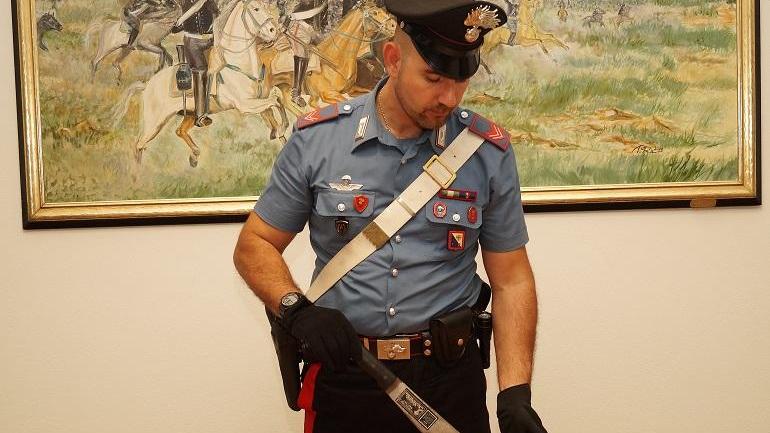 Minaccia col machete i carabinieri
