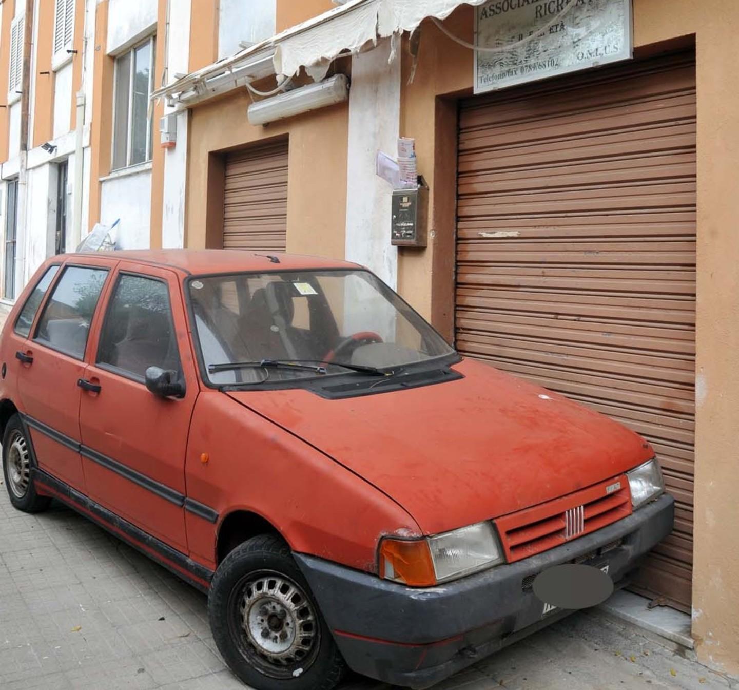 Olbia, cento anziani bloccati da un’auto 