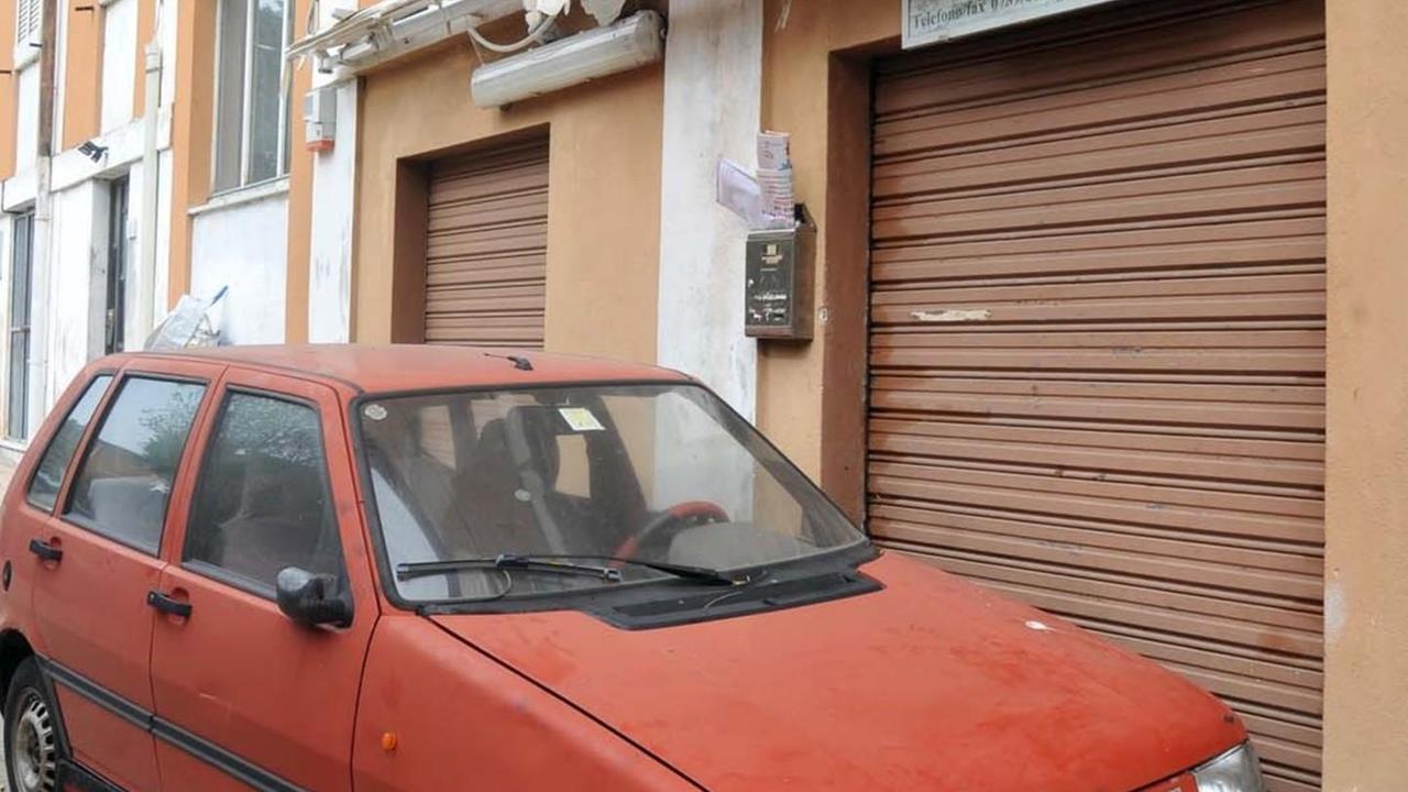 Olbia, cento anziani bloccati da un’auto
