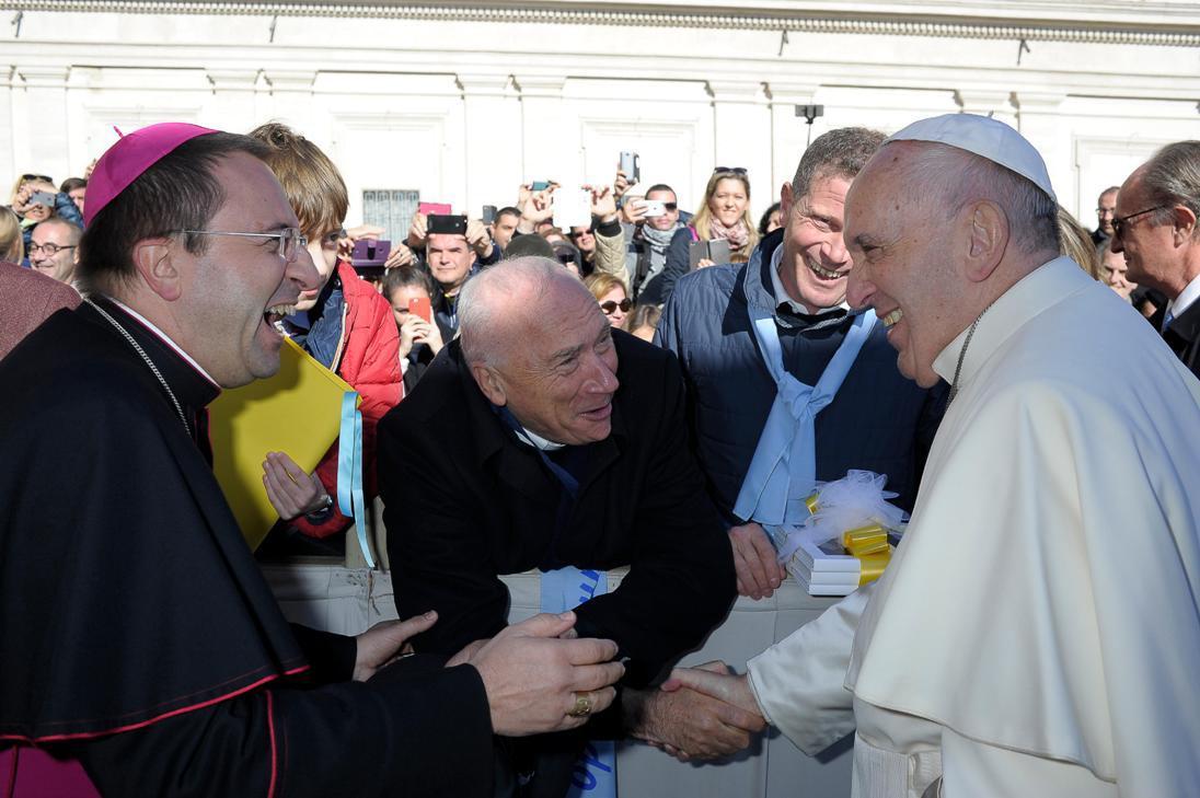 Don Andrea Cristiani mentre stringe la mano a Papa Francesco