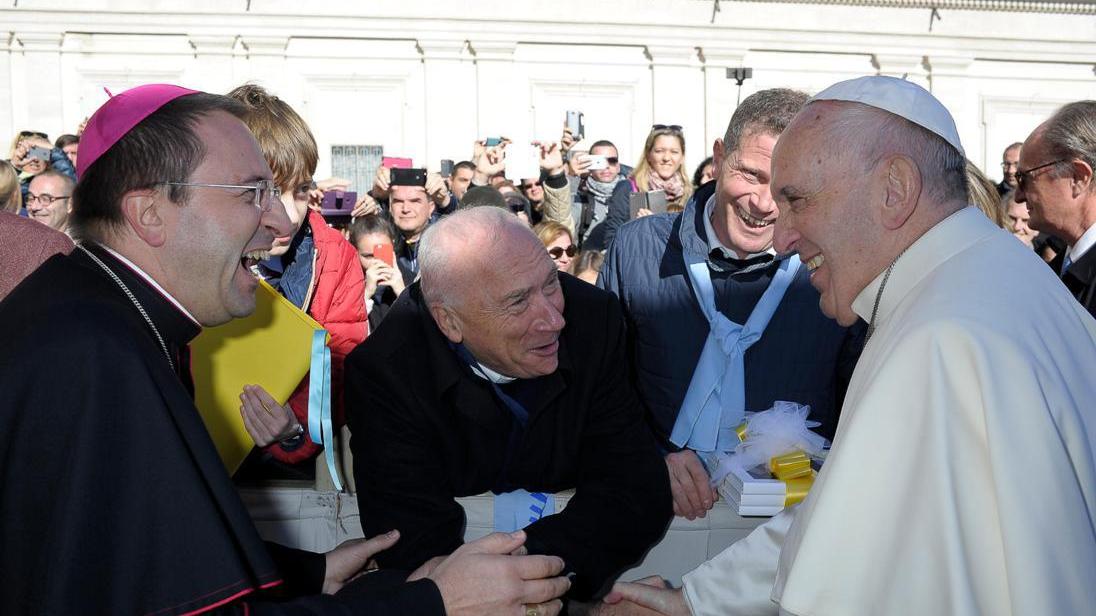 Don Andrea Cristiani mentre stringe la mano a Papa Francesco