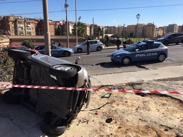 Cagliari, Smart speronata dalla polizia dopo un'inseguimento: due feriti gravi 