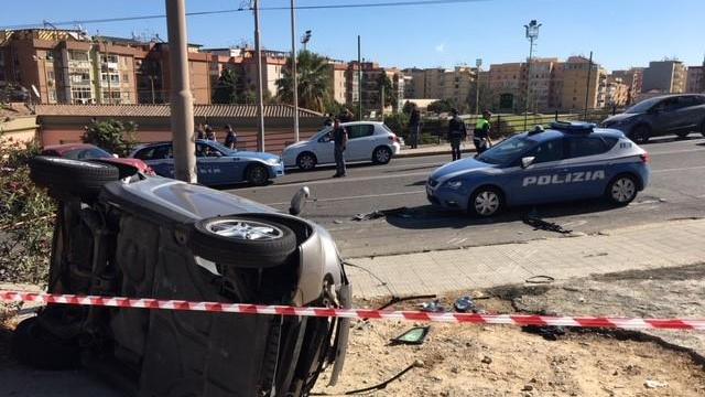 Cagliari, Smart speronata dalla polizia dopo un'inseguimento: due feriti gravi