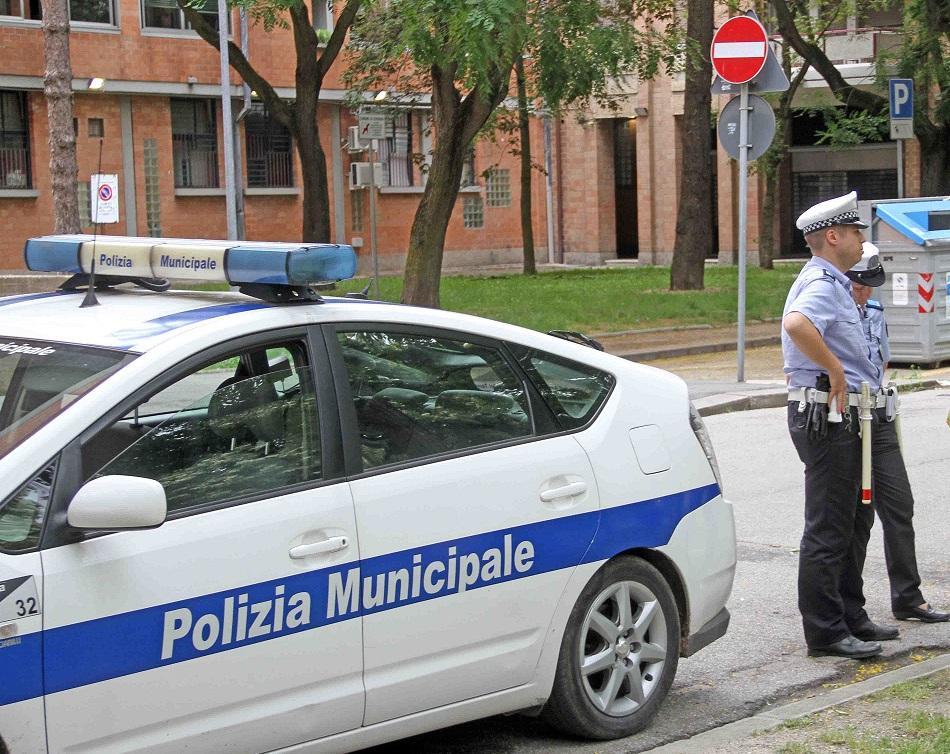 Una pattuglia della Municipale alla Gad