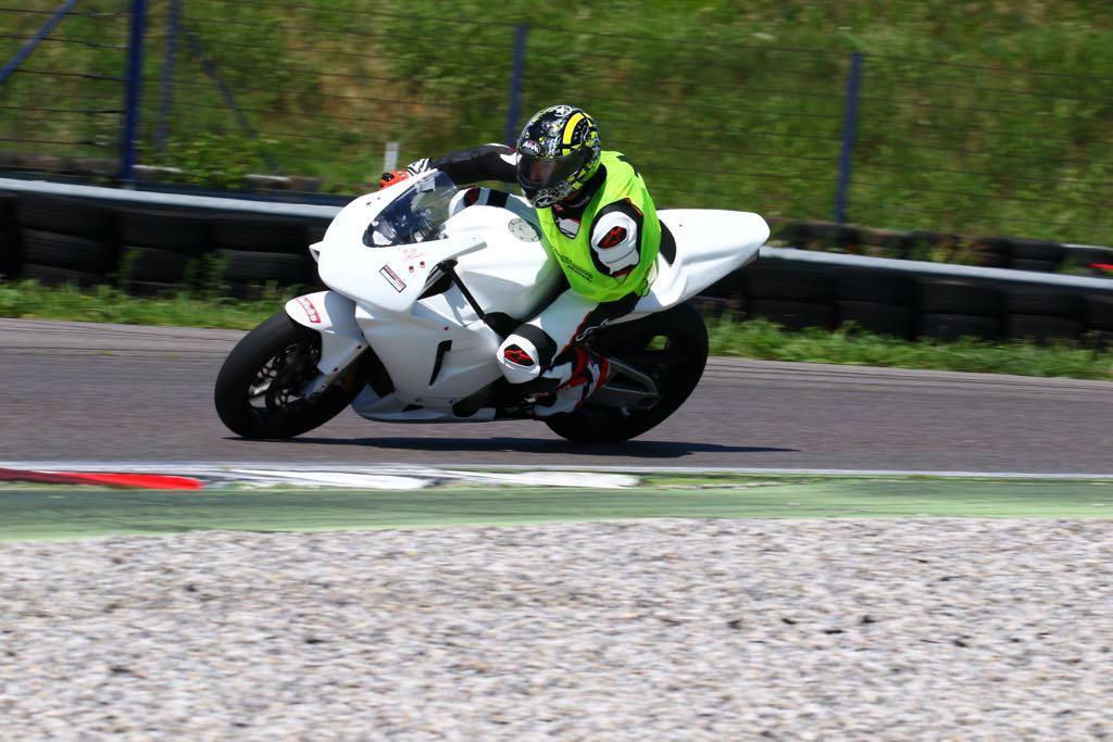David Preziosi in pista: guida la sua moto a velocità incredibili con un solo braccio