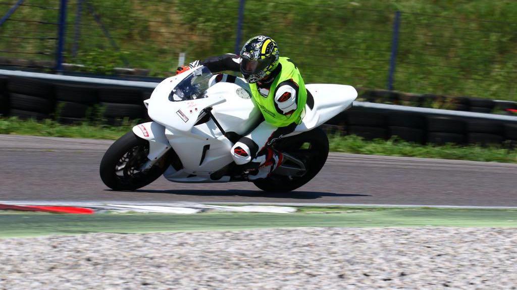 David Preziosi in pista: guida la sua moto a velocità incredibili con un solo braccio