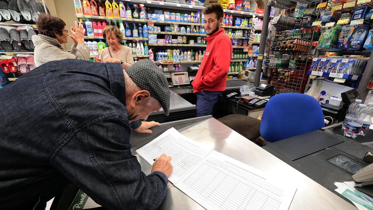 La raccolta firme al supermercato Simply (Foto Agenzia Carlo Sestini)