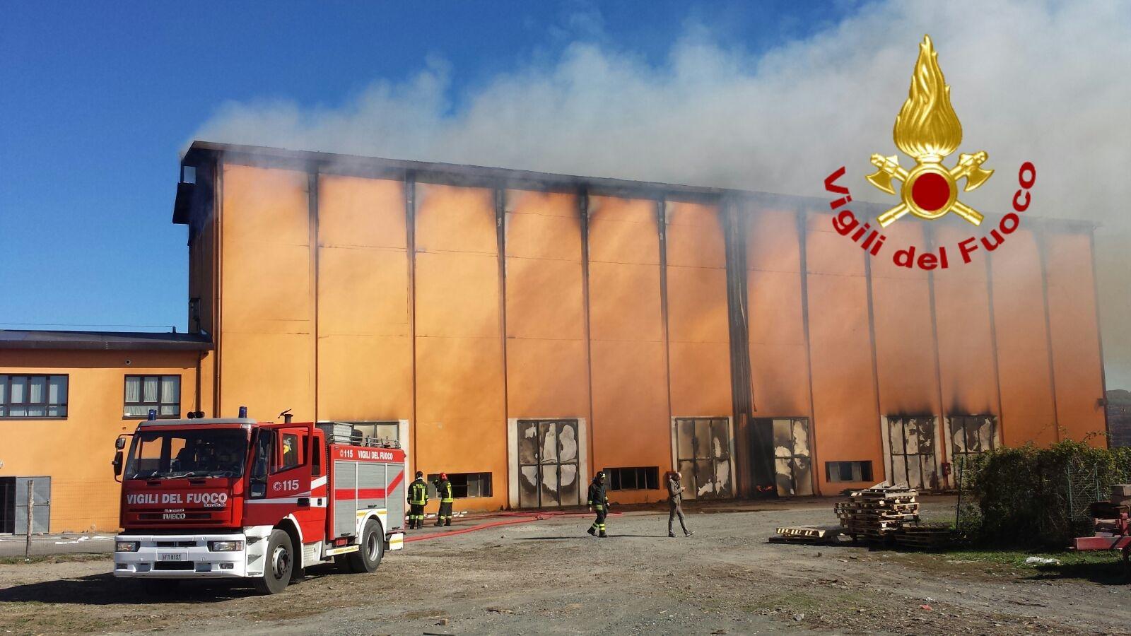 L'incendio all'essiccatoio di tabacco in provincia di Arezzo