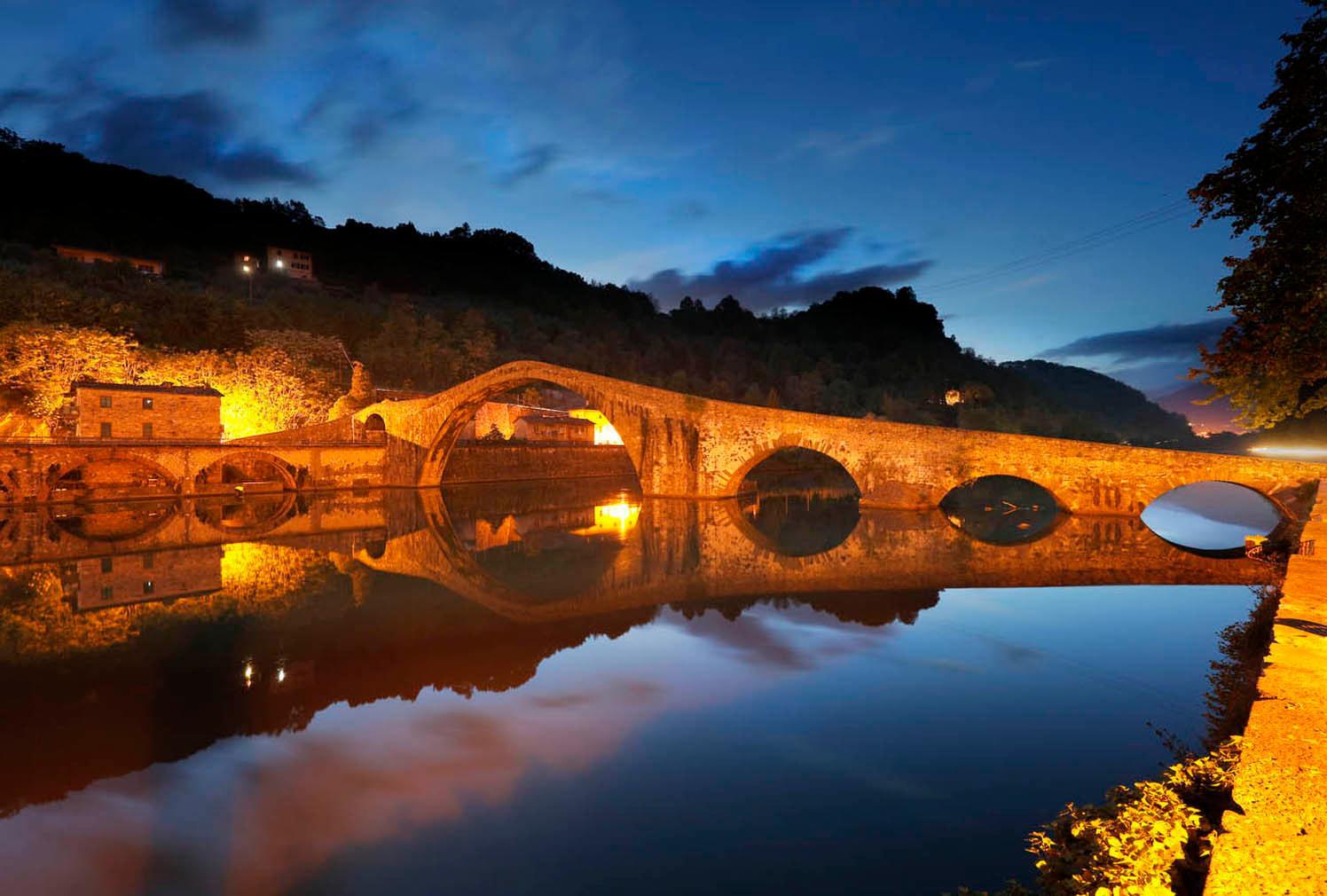 Una suggestiva immagine notturna del Ponte del Diavolo (Foto Fabio Muzzi)