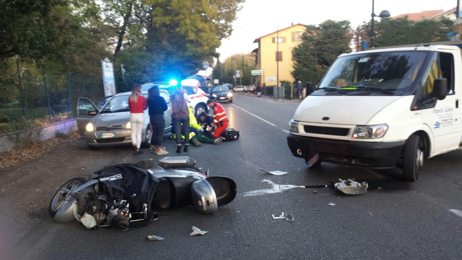 Reggio Emilia, furgone contro moto in via Gorizia: motociclista in ospedale