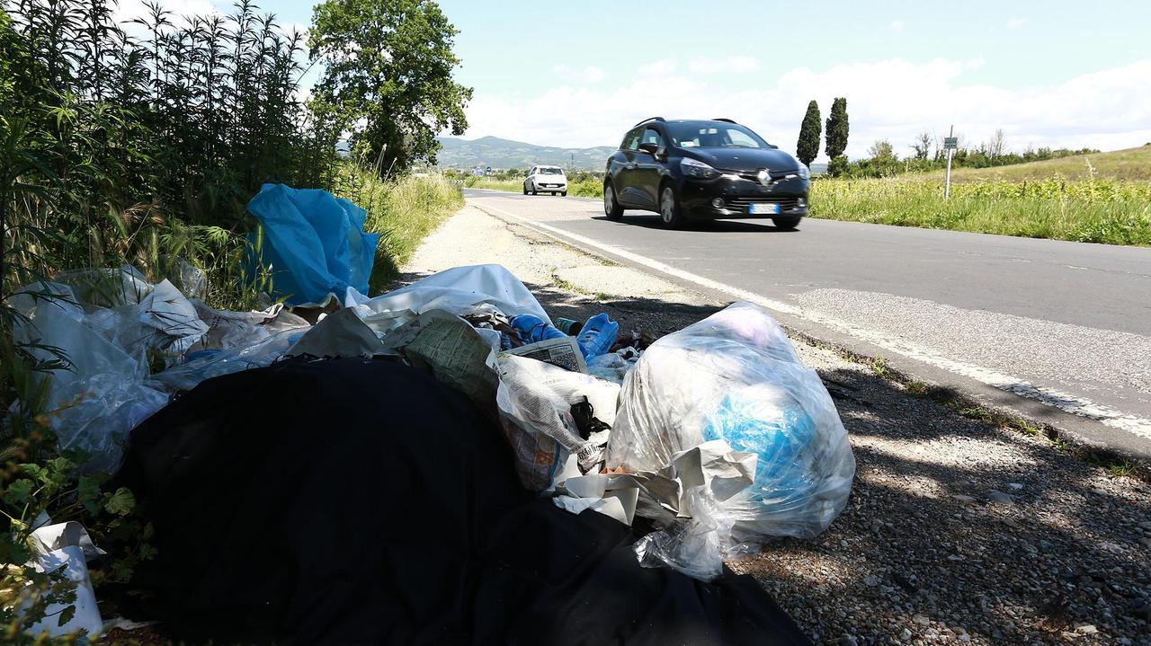 Rifiuti abbandonati lungo la strada a Empoli