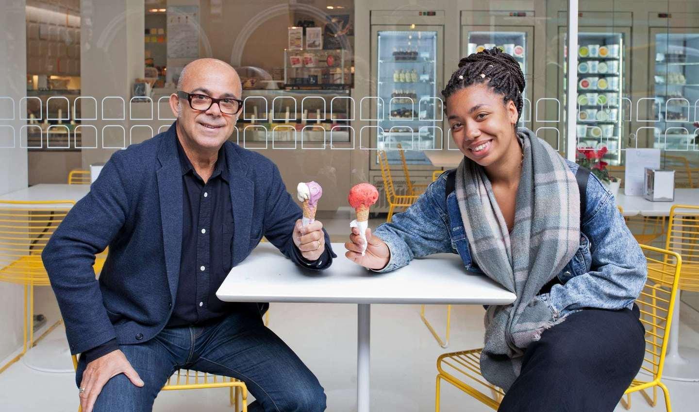 Mauro Sanna con la  giornalista del Guardian nella gelateria Olivogelo