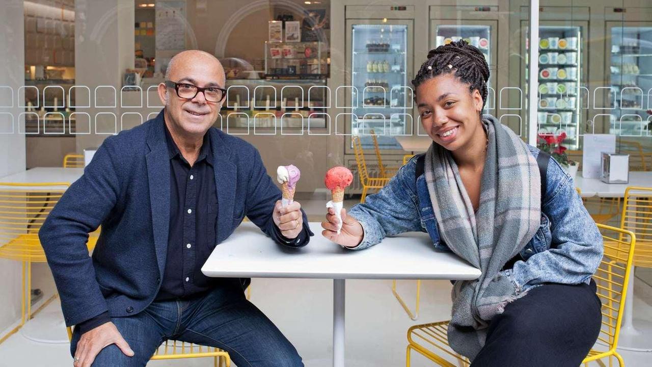 Mauro Sanna con la  giornalista del Guardian nella gelateria Olivogelo