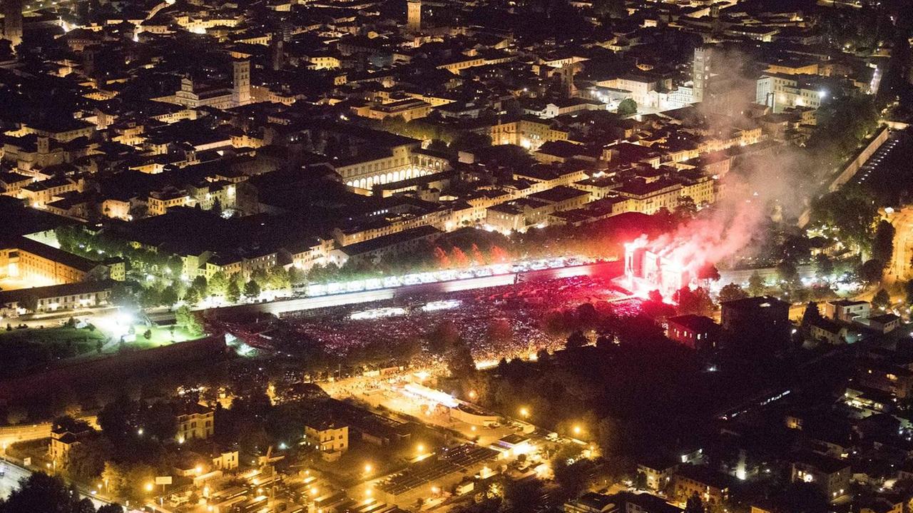 Lucca e i Rolling Stones in un'immagine dall'alto (Foto Massimo Sestini)