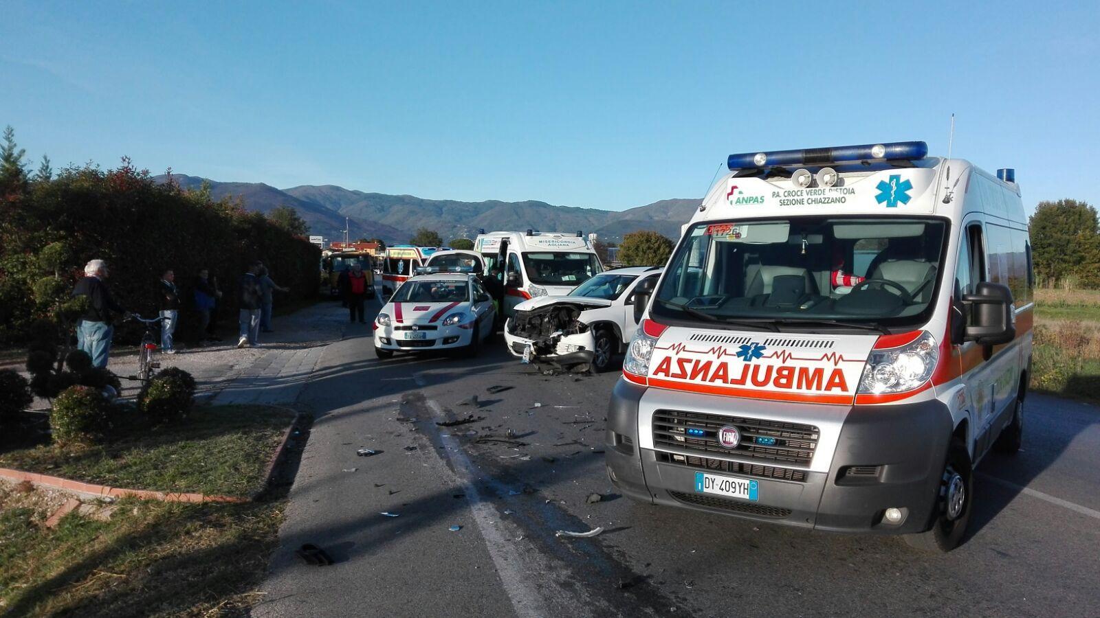 Le auto coinvolte nell'incidente e i soccorsi ai feriti in via Marx ad Agliana