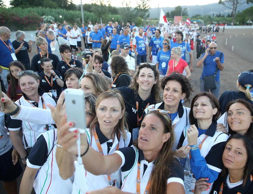 Lo spettacolare ingresso delle squadre di basket Fimba all’ippodromo (Foto Nucci)