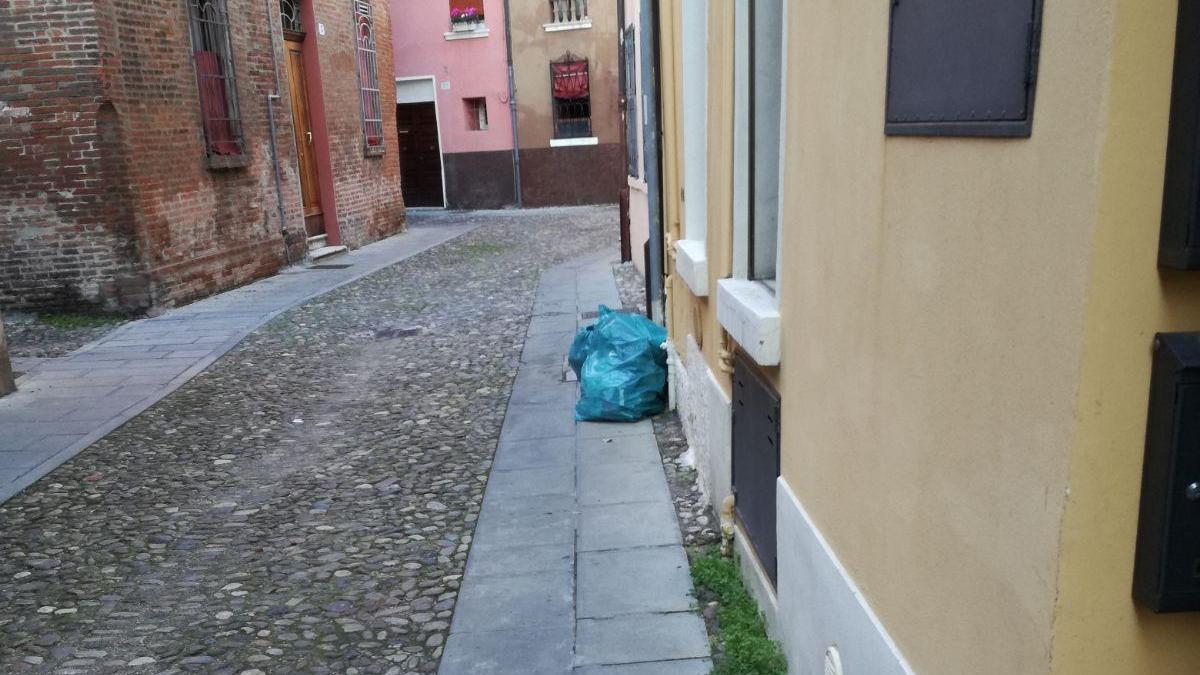 «In centro storico sacchi di rifiuti appoggiati ai muri delle case»