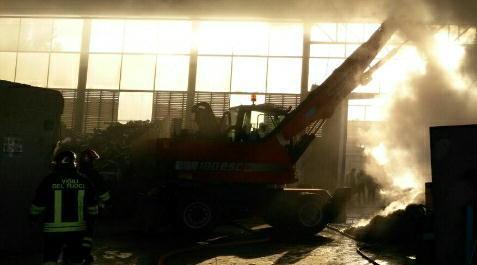 Incendio in un capannone di via Paronese