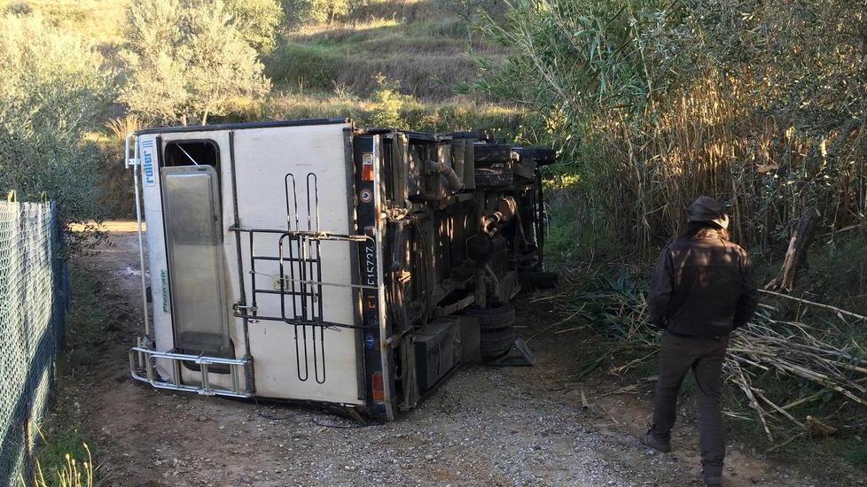 Caravan finisce su un fianco strada bloccata nella notte