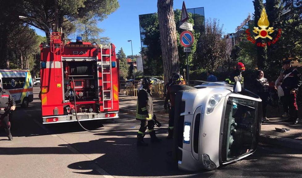 Incastrato nell’auto ribaltata dopo uno scontro sul viale 