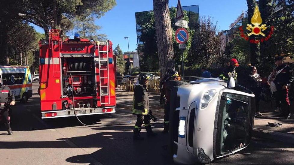 Incastrato nell’auto ribaltata dopo uno scontro sul viale