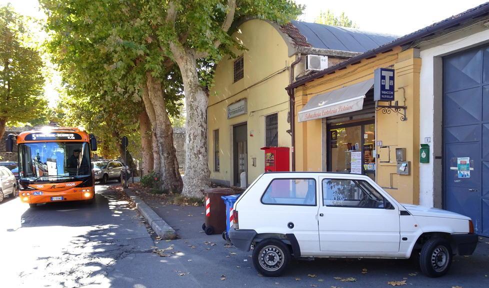 Tabaccaio rapinato con il coltello alla gola 