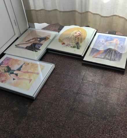 Opere di Manara accatastate per terra 