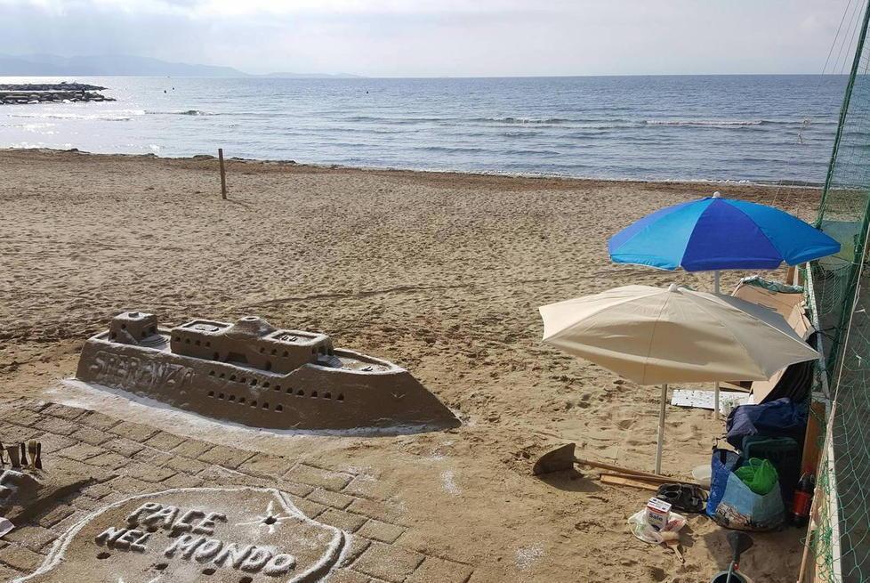 Lo scultore della spiaggia ha lasciato la città