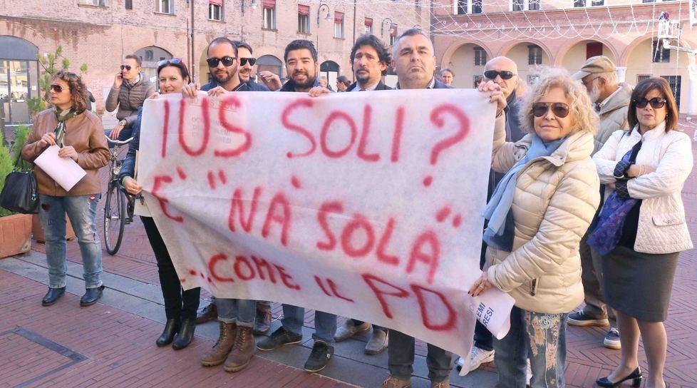 Opposizioni sotto lo Scalone, poi il M5s esce dall’aula