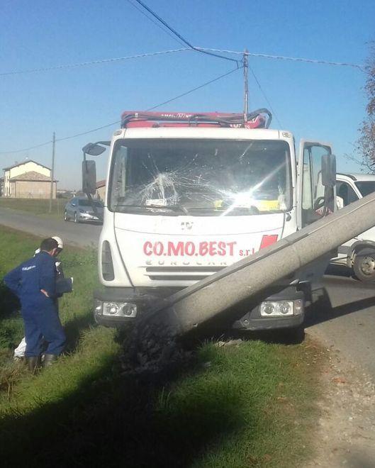 Tradito dal sole, centra un palo con il suo autocarro