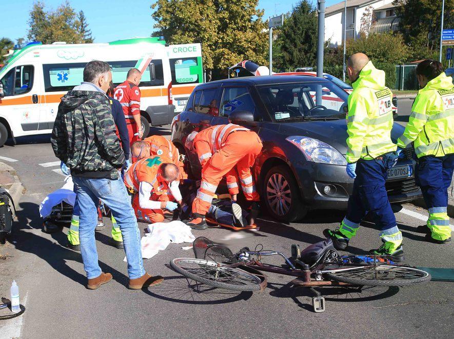 Ciclista investita sulle strisce 