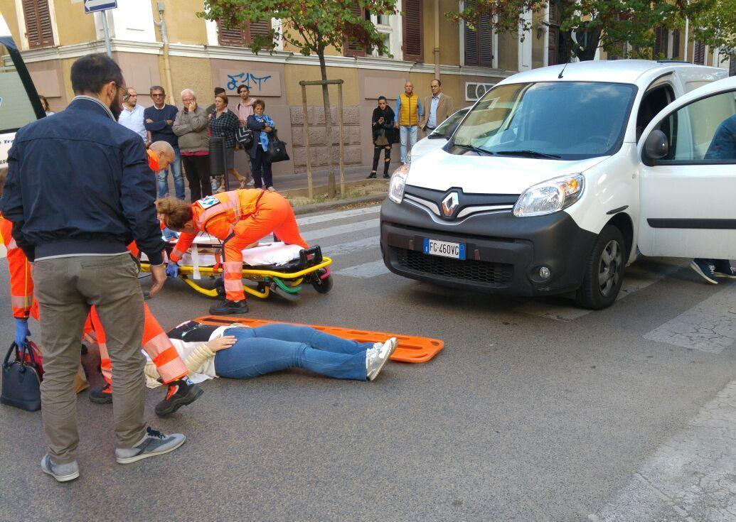 Donna investita da un furgone sulle strisce pedonali