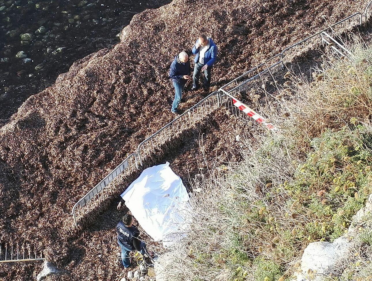 Il cadavere ritrovato a Piombino (foto Paolo Barlettani)