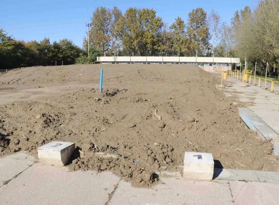 La piscina scoperta riempita con la terra del velodromo 