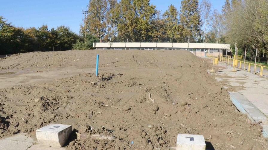 La piscina scoperta riempita con la terra del velodromo