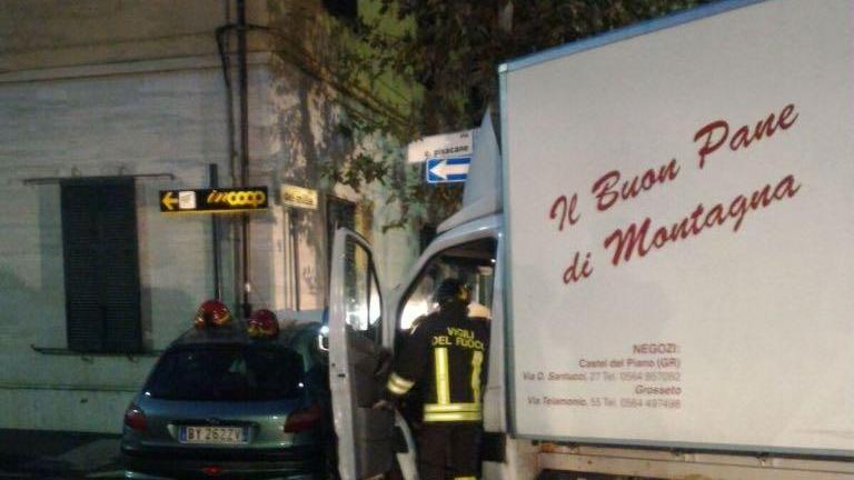 Un'immagine dell'incidente (foto centro documentazione vigili del fuoco)