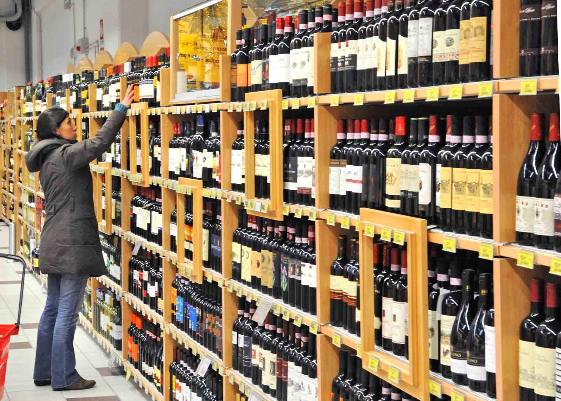 Sequestrate 400 bottiglie di vino ad un commerciante di Larciano (foto d'archivio)