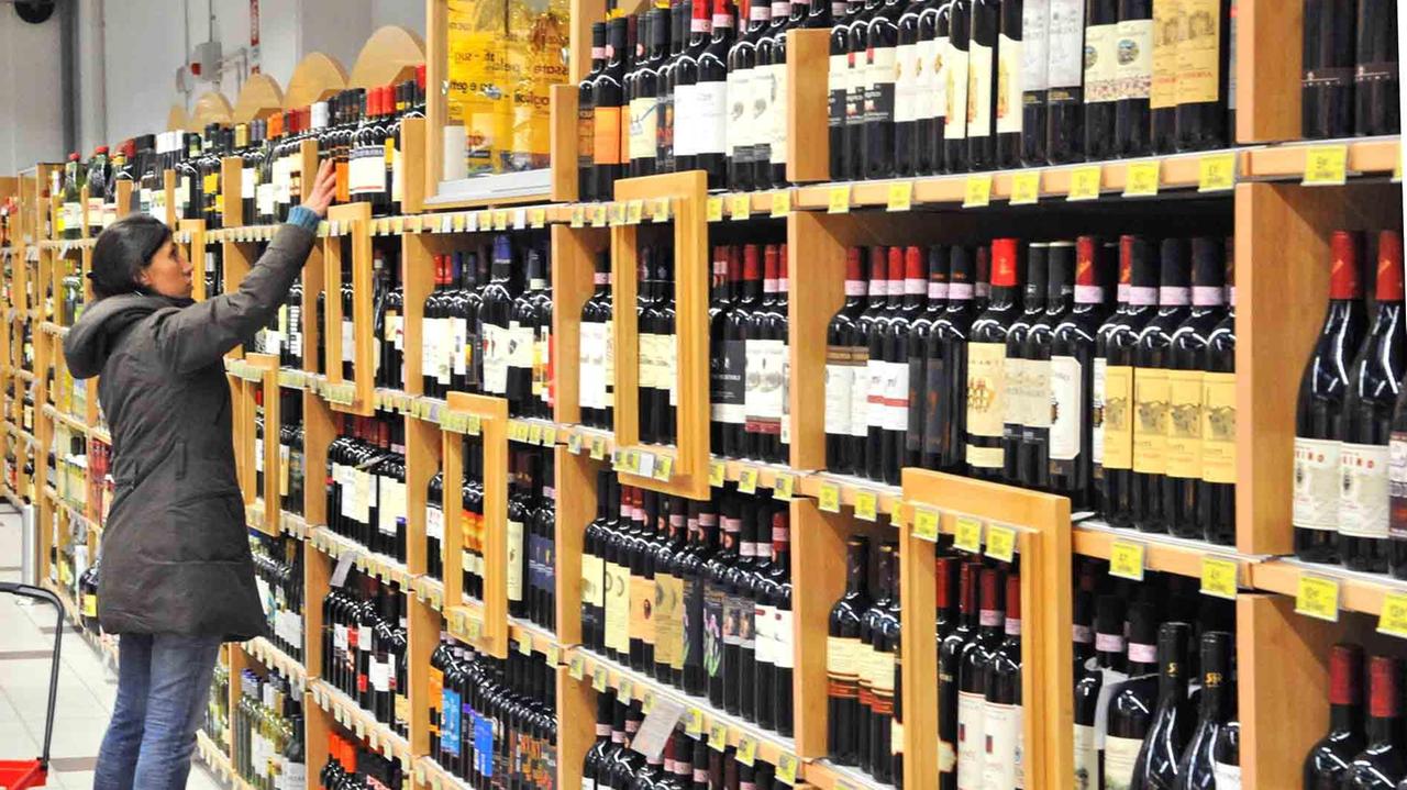 Sequestrate 400 bottiglie di vino ad un commerciante di Larciano (foto d'archivio)