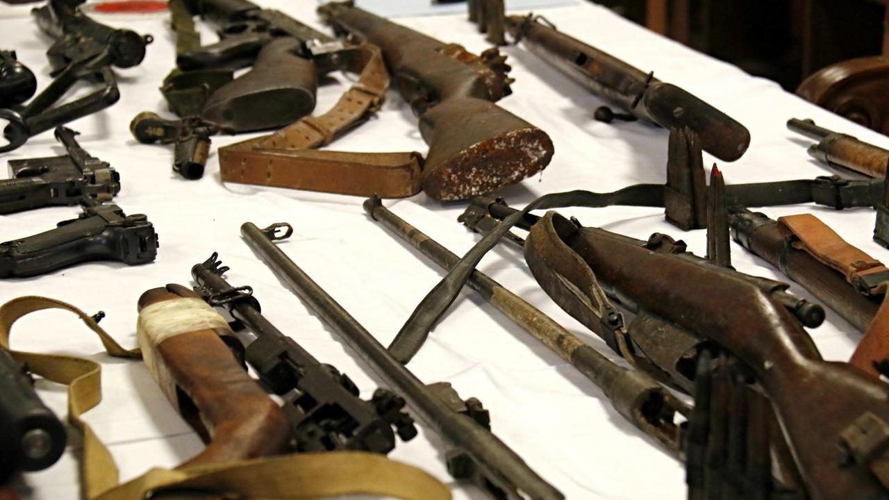 Cento bombe, lanciarazzi e tritolo nella cantina della sua villa: arrestato - Video